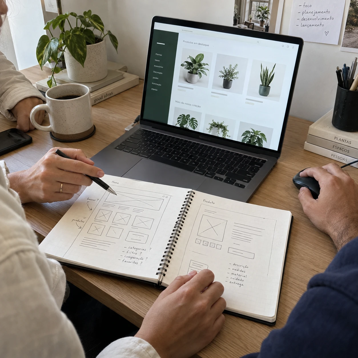 Cena ilustrativa de duas pessoas planejando um catálogo, com esboços no caderno e computador sobre a mesa