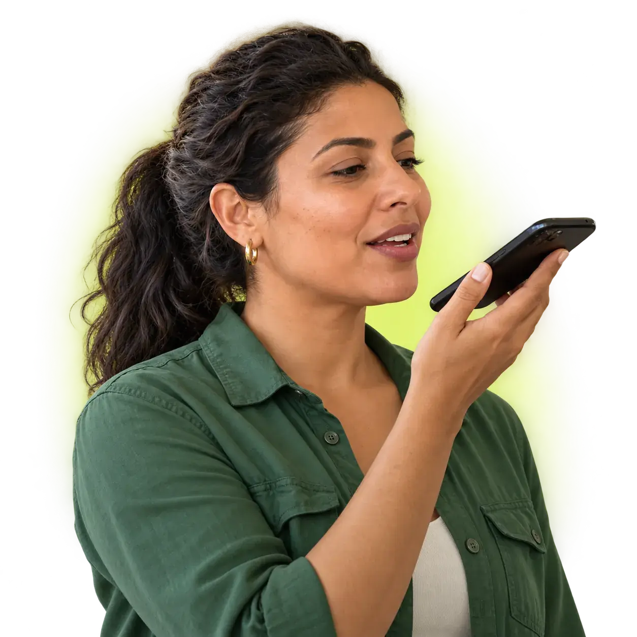 Mulher falando ao celular para buscar um produto no catálogo